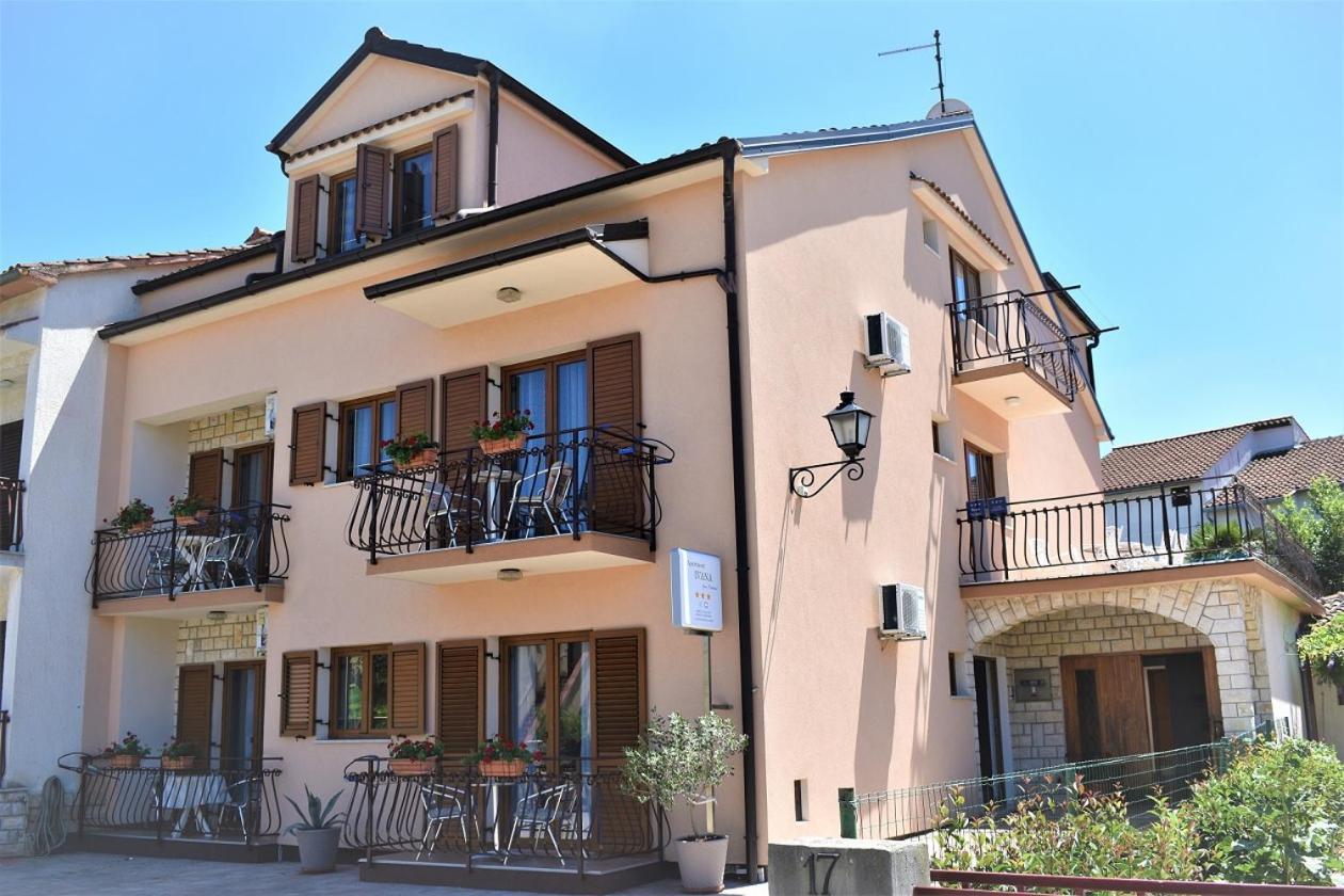 Apartments & Rooms Ivana ロヴィニ エクステリア 写真